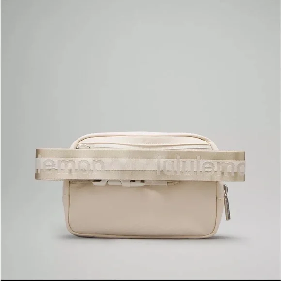 Lululemon Everywhere Belt Bag 1L Wordmark - Picture 4 of 8